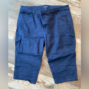CHAPS woman’s denim capri. Navy blue. Great condition.